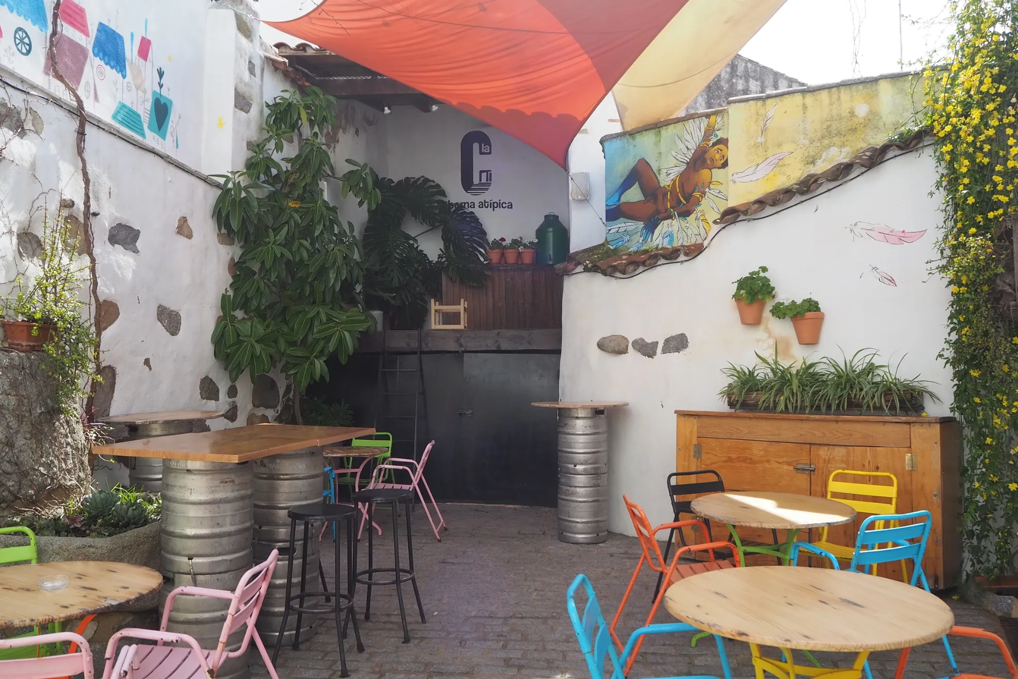 Ambiente y experiencia en La Costanilla